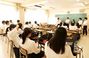 兵庫県立尼崎高等学校「尼崎学」での授業風景 「ワザカタログ」について大学生インターンと 一緒に解説