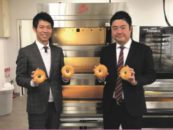 勇健太郎社長（右）と担当税理士の定本。試作中の焼き立てパンを手に記念写真。